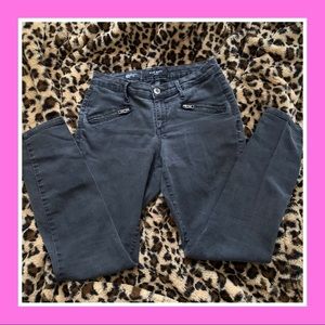 Grey jeans with zipper pockets